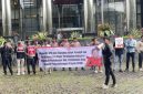 Demo mahasiswa Madura di gedung KPK Jakarta.