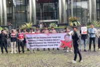 Demo mahasiswa Madura di gedung KPK Jakarta.