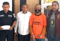 Pelaku saat ditangkap polisi.