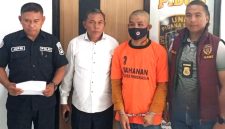 Pelaku saat ditangkap polisi.