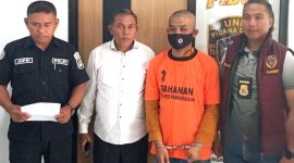 Pelaku saat ditangkap polisi.