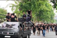 Ribuan buruh rokok dan petani tembakau menggelar aksi jalan kaki menuju Bakesbangpol Pamekasan, Selasa (27/1/2026).