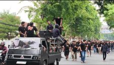 Ribuan buruh rokok dan petani tembakau menggelar aksi jalan kaki menuju Bakesbangpol Pamekasan, Selasa (27/1/2026).