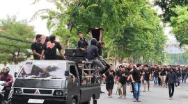 Ribuan buruh rokok dan petani tembakau menggelar aksi jalan kaki menuju Bakesbangpol Pamekasan, Selasa (27/1/2026).