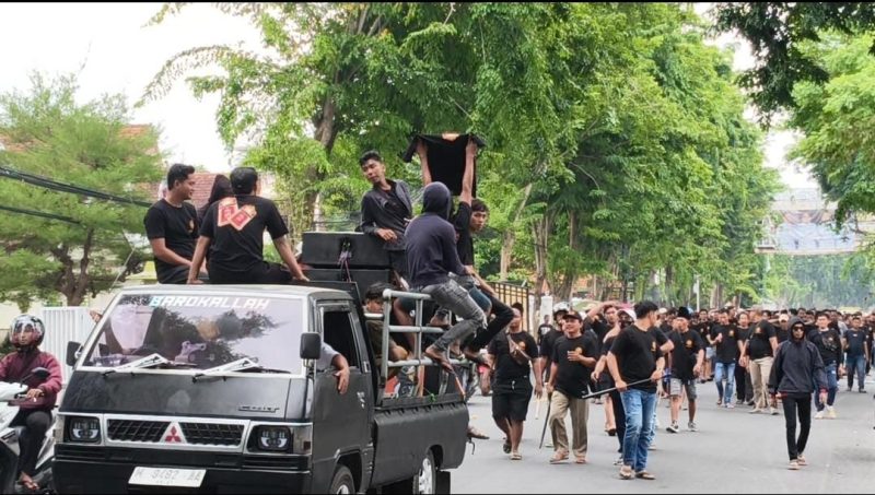 Ribuan buruh rokok dan petani tembakau menggelar aksi jalan kaki menuju Bakesbangpol Pamekasan, Selasa (27/1/2026).