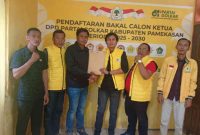 Imam Syafii Yahya saat mendaftar Bacalon Ketua DPD Golkar Pamekasan.