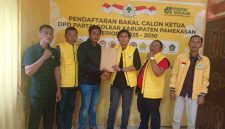 Imam Syafii Yahya saat mendaftar Bacalon Ketua DPD Golkar Pamekasan.