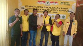 Imam Syafii Yahya saat mendaftar Bacalon Ketua DPD Golkar Pamekasan.