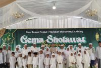 Pemberian bantuan secara simbolis oleh Founder Bani Insan Peduli dan keluarga besar