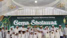 Pemberian bantuan secara simbolis oleh Founder Bani Insan Peduli dan keluarga besar