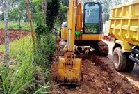 Alat berat saat mengerjakan pelebaran jalan di bulangan barat Pamekasan.