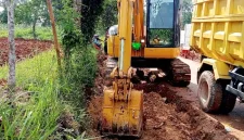 Alat berat saat mengerjakan pelebaran jalan di bulangan barat Pamekasan.