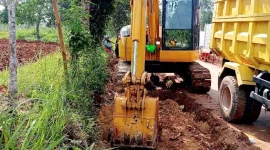 Alat berat saat mengerjakan pelebaran jalan di bulangan barat Pamekasan.