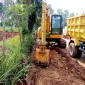 Alat berat saat mengerjakan pelebaran jalan di bulangan barat Pamekasan.