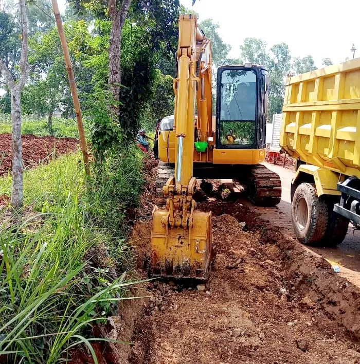 Alat berat saat mengerjakan pelebaran jalan di bulangan barat Pamekasan.