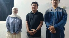 Keterangan Foto: Kepala SPPG Proppo Pangorayan, Thowilus Shidqi, menanggapi polemik video viral MBG dengan menjelaskan variasi menu kebab serta meluruskan isu terkait kepemilikan dapur penyedia program.