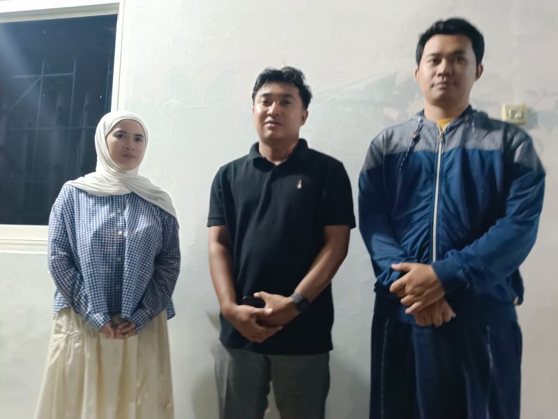 Keterangan Foto: Kepala SPPG Proppo Pangorayan, Thowilus Shidqi, menanggapi polemik video viral MBG dengan menjelaskan variasi menu kebab serta meluruskan isu terkait kepemilikan dapur penyedia program.